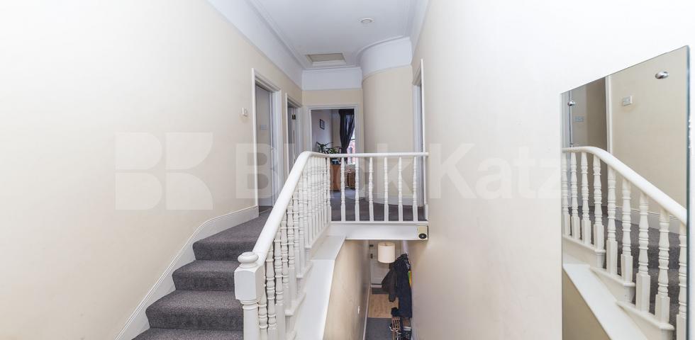 			NEW INSTRUCTION!, 2 Bedroom, 1 bath, 1 reception Flat			 Womersley Road, CROUCH END